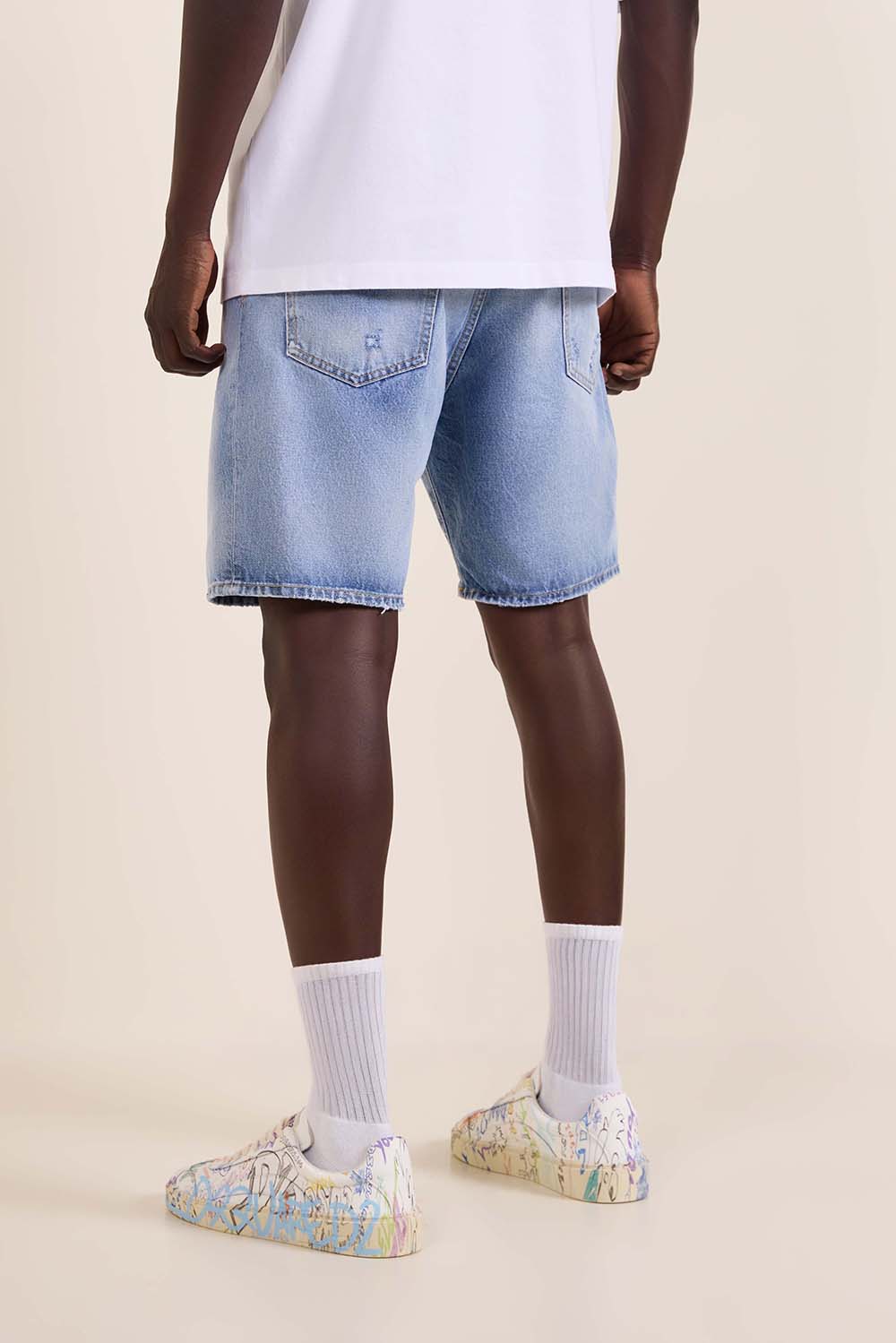 מכנסי ג'ינס קצרים